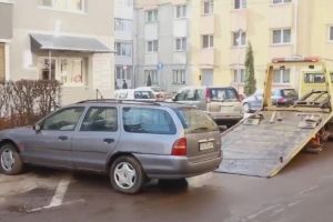 Primăria Suceava ridică maşinile abandonate pe domeniul public