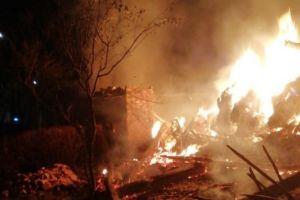 Noapte albă pentru pompierii harghiteni: incendiu violent în localitatea Remetea. Proprietarul a suferit arsuri