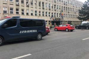 Romii bolnavi de Covid din Dej, protest în spital. Vor să fumeze şi să fie cazaţi după bunul plac