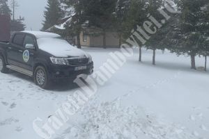 A nins în zona montană a judeţului! Cod Portocaliu de viscol până în această seară