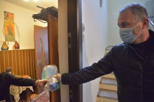 Sportivii şi antrenorii de la secţia de fotbal a clubului Corona, alături de vârstnicii braşoveni VIDEO