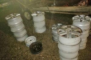 Un copil de 14 ani, prins de jandarmi cu o căruţă plină de jante auto furate