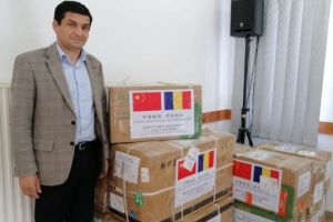 FOTO| Sprijin din partea „fraţilor” chinezi, pentru cetăţenii din Ocna Mureş! Astăzi au ajuns 20.000 de măşti de protecţie şi 10.000 de perechi de mănuşi