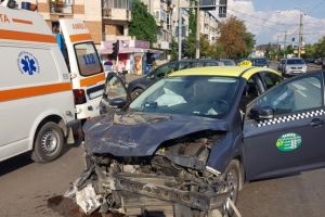 Accident in Ploiesti, pe Buna Vestire. Un taxi a fot spulberat de o masina care nu a acordat prioritate. Pasagerul a rămas încarcerat!