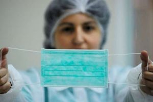 De ce nu trebuie să purtăm masca de protecţie mai mult de patru ore. Explicaţia specialiştilor