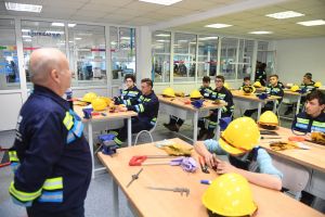 12.900 de elevi din învăţământul profesional în sistem dual sunt expuşi riscului de abandon şcolar