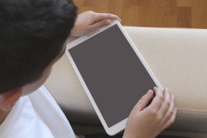 Elevii defavorizaţi vor primi tablete din fondul de rezervă al Guvernului
