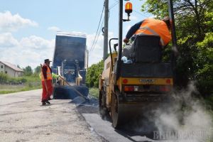 Se poate! Distrigaz repară drumul de Podgoria, spart pentru racordarea la gaz a localnicilor (FOTO / VIDEO)