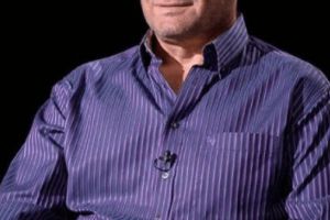 Un cunoscut om de afaceri vrea să se infecteze cu coronavirus. Soţia lui spune că va pleca de acasă