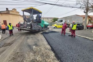 Constanta: Lucrari de asfaltare a carosabilului pe strada Olteniei
