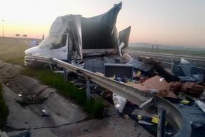 Circulaţie îngreunată pe A1, în zona Balinţ, după ce o camionetă s-a ciocnit cu un autotren