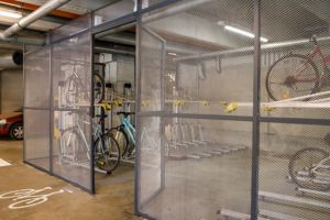 96 de locuri de parcare securizate pentru biciclete, inaugurate în parkingurile Băişoara şi Primăverii VIDEO