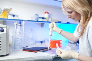 Primul pas spre un tratament: Cercetătorii au identificat un anticorp monoclonal promiţător în lupta cu COVID-19