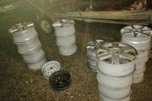 Au umplut o căruţă cu jante furate dintr-un atelier auto, iar de transport s-a ocupat un ...