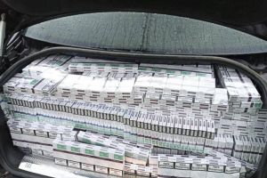 Transport de ţigări de aproape 80.000 de lei, oprit după o urmărire de 1,5 kilometri, la ...
