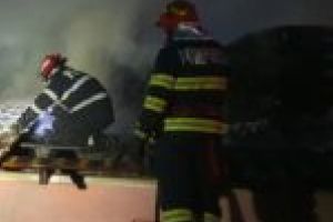 Atelier cuprins de flăcări la Reşiţa. Totul a pornit de la un cablu electric defect