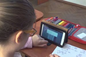 Arhiepiscopia Sibiului oferă tablete elevilor din familii defavorizate