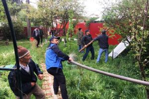 FOTO: Doi jandarmi vrânceni au ajutat pompierii să stingă un incendiu la o casă din comuna Soveja
