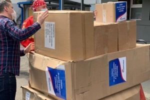 FOTO: Donaţii din partea angajaţilor Azomureş pentru personalul medical din Târgu Mureş în lupta cu COVID-19