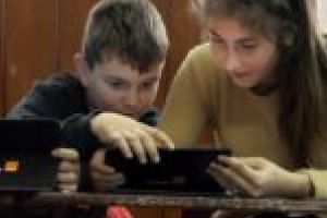 Peste 3.000 de elevi cărăşeni sunt pe lista Ministerului Educaţiei pentru dispozitive electronice necesare cursurilor online