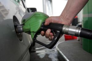 Benzina a atins cel mai mic preţ din ultimii 10 ani. Scădere record şi pentru motorină