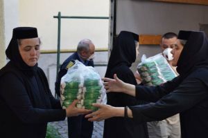 Sprijin în vremea pandemiei de coronavirus de la Mitropolia Banatului: 5 tone de ulei, zahăr, făină, orez şi mălai pentru spitale şi instituţii sociale