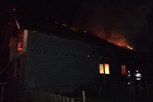 FOTO. Incendiu la o casă din Vama. Localnicii au intervenit până la sosirea pompierilor