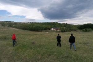 Deţinutul fugit din penitenciarul Ploieşti îşi marchează teritoriul. Cum ii sfideaza pe politistii care il cauta