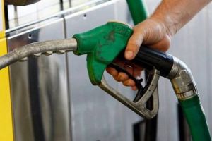 Cel mai mic preţ din ultimii zece ani la benzină, în România. Record de scădere si la motorină