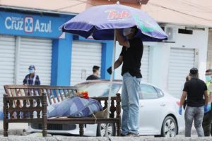Oraşul doborât de coronavirus: Cadavrele zac abandonate pe străzi şi pe jos în spitale (FOTO / VIDEO)