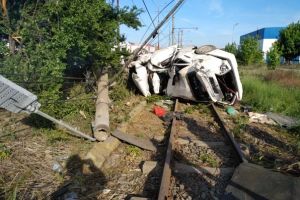 ACCIDENT în Arad: O maşină s-a făcut PRAF pe linia de tramvai (GALERIE FOTO)