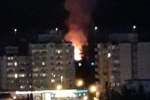 Târgu Mureş: Incendiu pe o suprafaţă de 1.000 de metri pătraţi în cartierul Tudor!