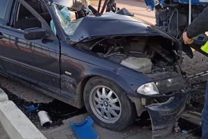 FOTO Ciocnire violentă între un autoturism şi un camion. O persoană a fost rănită