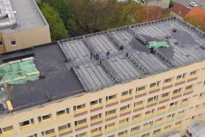 Se lucrează la construcţia heliportului pe terasa Spitalului de Urgenţă Bistriţa (VIDEO)