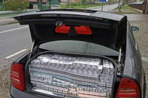 Transport de ţigări de aproape 80.000 de lei, oprit după o urmărire de 1,5 kilometri, la ...