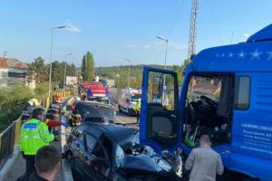 Un tânăr a fost rănit după ce a intrat cu autoturismul într-un tir, pe pasarela de la Iţcani