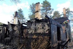 O bătrână a suferit arsuri, într-un incendiu care a distrus o cabană la Slătioara