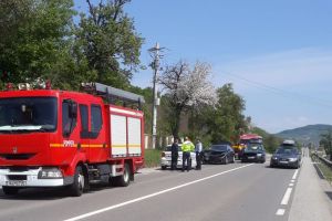 Accident pe DN 17. Un şofer care nu a acordat prioritate a fost rănit