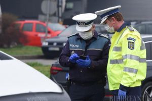În Bihor, poliţiştii continuă să aplice, timid, amenzi pentru nerespectarea ordonanţelor militare