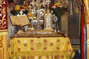 Măsuri propuse la redeschiderea bisericilor: mască, evitarea sărutării obiectelor sacre, ...