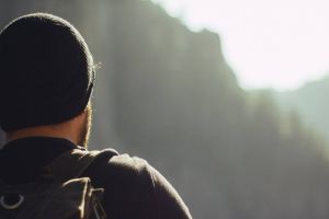 Românii vor putea ieşi în afara localităţii pentru drumeţii, alergat şi pescuit. Lista completă a regulilor propuse de MAI