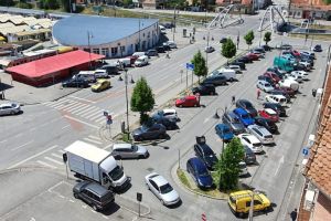 VIDEO FOTO Forfotă mare la Piaţa Cibin – Sibienii se grăbesc să îşi reia viaţa de dinainte de coronavirus