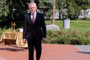 FOTO Prefectul Sibiului, singur la monumentul „Memorial ’89” – „Trăim vremuri ce ne fac să preţuim mai mult ca oricând tot ce avem”