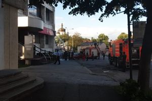 INCENDIU in Ploiesti, pe fatada cladirii Telekom. Arde un panou publicitar