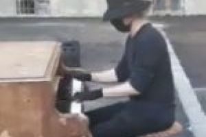 VIDEO. Moment inedit pregătit pentru pacienţii COVID-19 din Timişoara! Concert de pian, în curtea Spitalului „Victor Babeş”