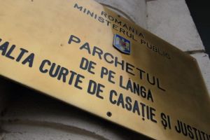 DEJ – O femeie de 63 de ani a fost carantinată forţat şi a fost întocmit un dosar penal pe numele ei după ce s-a întors din străinătate şi a refuzat carantinarea.