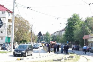 FOTO! Accident pe o stradă din municipiul Botoşani. Un tânăr a intrat cu maşina în scuar