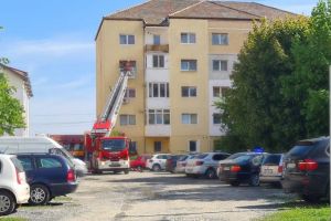 VIDEO FOTO O bunicuţă din Sibiu a avut parte de o trezire memorabilă – Pompierii i-au bătut în geam la etajul 3