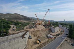 LIVE VIDEO SPECTACULOS| Autostrada A10 Sebeş-Turda, lotul 1, la ora ”monştrilor” de metal: Tăblierul unui pod de 280t, ridicat, translatat 100 m şi montat la o supratraversare la Alba Iulia Nord