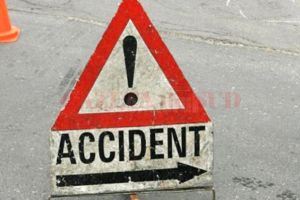 Un tânăr aflat la volanul unui BMW a distrus două garduri şi un stâlp, din cauza vitezei ...